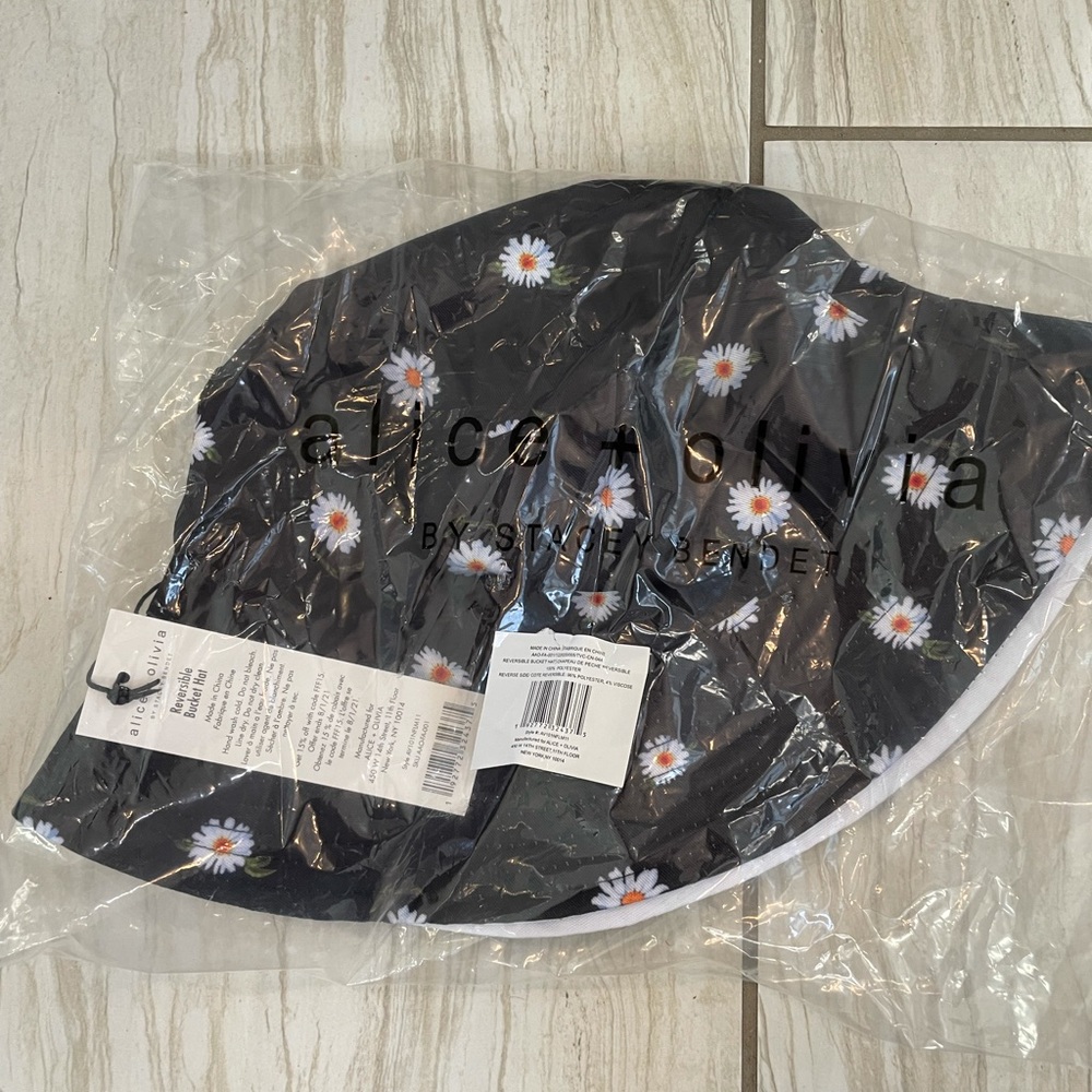 New Alice and Olivia reversible bucket hat